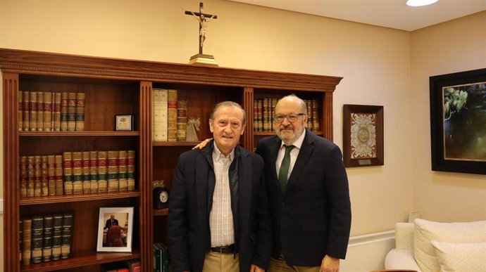 El decano del Colegio de la Abogacía de Córdoba, Carlos Arias (derecha), y el presidente de Estrella Azahara, José Luis Nieto (izquierda).