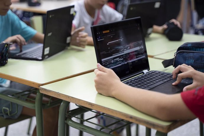 Archivo - Varios nenos usan portátiles no CEIP O Grau con motivo do inicio do curso escolar, a 12 de setembro de 2022, en Valencia, Comunidade Valenciana (España). O curso escolar comeza en Valencia hoxe luns con máis docentes e alumnos que o ano pasado, 