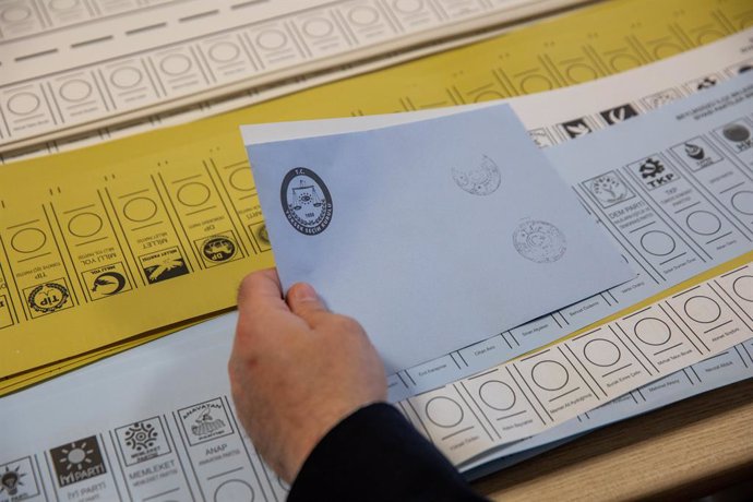 March 31, 2024: Istanbul, Turkey, March 31, 2024:Â Citizens voting for local elections at Beylikduzu Emin Yukseloglu High School.Â In the March 31 Local Government General Elections, more than 61 million voters will vote in approximately 208 thousand ball