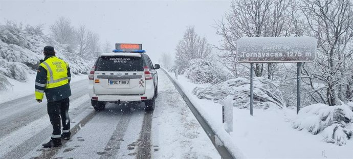 Agentes de la Guardia Civil en el Puerto de Tornavaca, zona afectada por la borrasca 'Nelson'