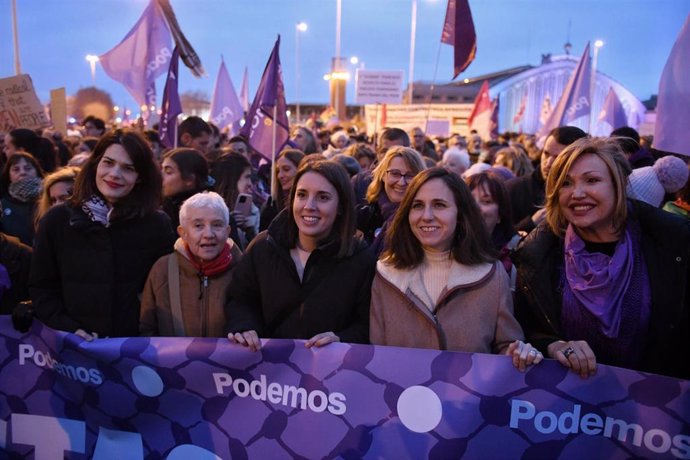 La portavoz de Podemos, Isa Serra (1i), la candidata de Podemos a la elecciones europeas y exministra de Igualdad, Irene Montero (c), y la secretaria general de Podemos, Ione Belarra (2d), a 8 de marzo de 2024, en Madrid (España). 