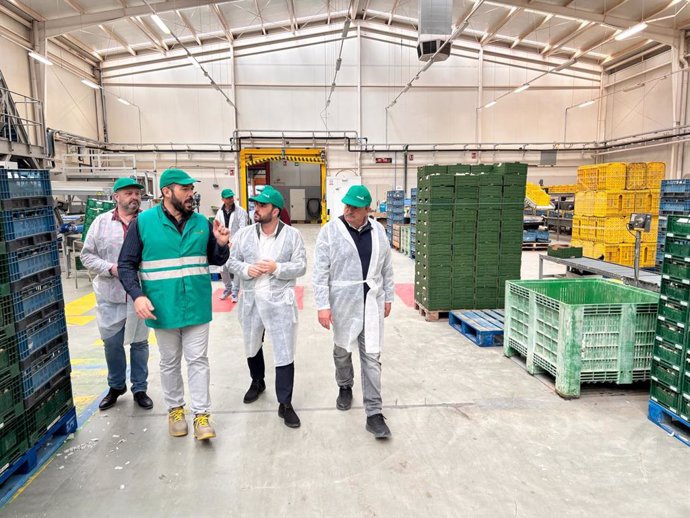 El diputado de Promoción Agroalimentaria, Carlos Sánchez, visita las empresas agrícolas Primaflor y Peregrín de 'Sabores Almería'.