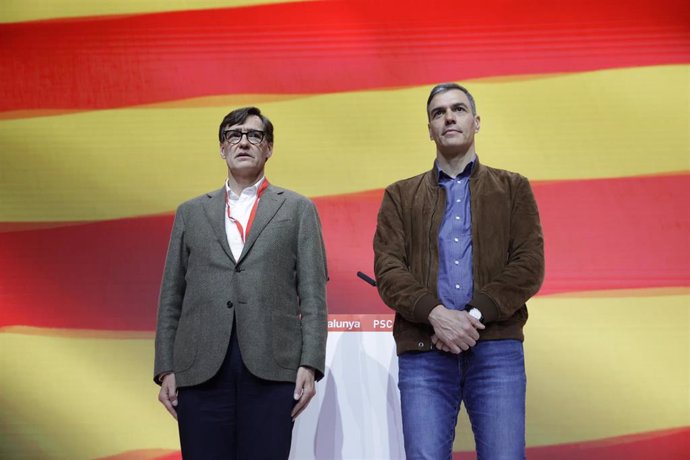 El secretario general del PSOE y presidente del Gobierno, Pedro Sánchez , y el primer secretario del PSC, Salvador Illa (i), durante el acto de clausura del 15º Congreso del PSC.