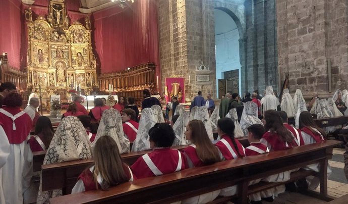 Cofrades en el interior de la Catedral de Valladolid este Domingo de Resurrección.