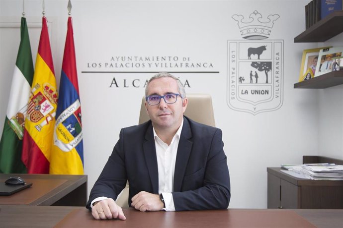 Archivo - El alcalde de Los Palacios en una comparecencia pública
