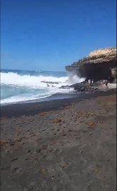 Foto: Rescatan a una turista arrastrada por una ola en las Cuevas de Ajui
