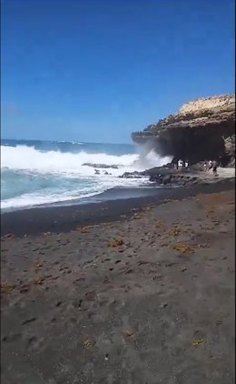Un grupo de turistas ignora el precinto de acceso a las Cuevas de Ajui y poniendo en peligro sus vidas durante un temporal de mar en Fuerteventura