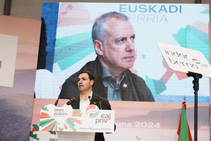 El canduidato a Lehendakari del PNV, Imanol Pradales, en el acto de Aberri Eguna en la Plaza Nueva de BIlbao