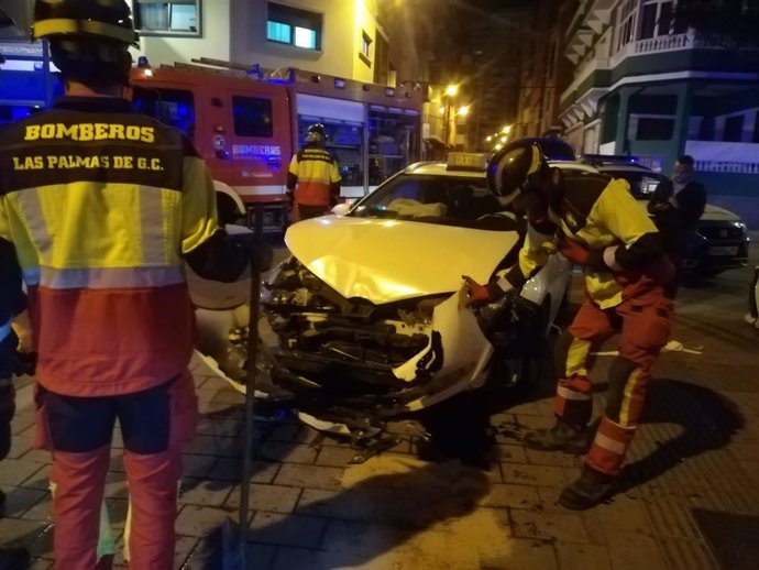 Taxi accidentado en la calle Galicia tras una colisión con otro vehículo