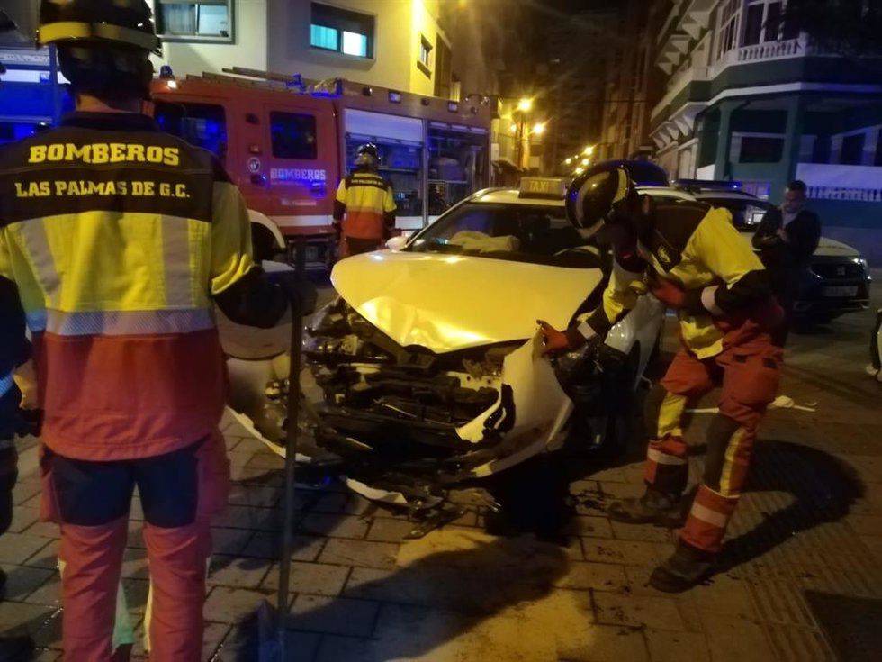 Taxi accidentado en la calle Galicia tras una colisión con otro vehículo
