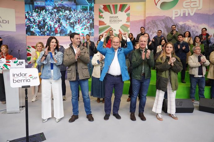 El presidente del EBB, Andoni Ortuzar, con los brazos en alto en el acto del Aberri Eguna del PNV