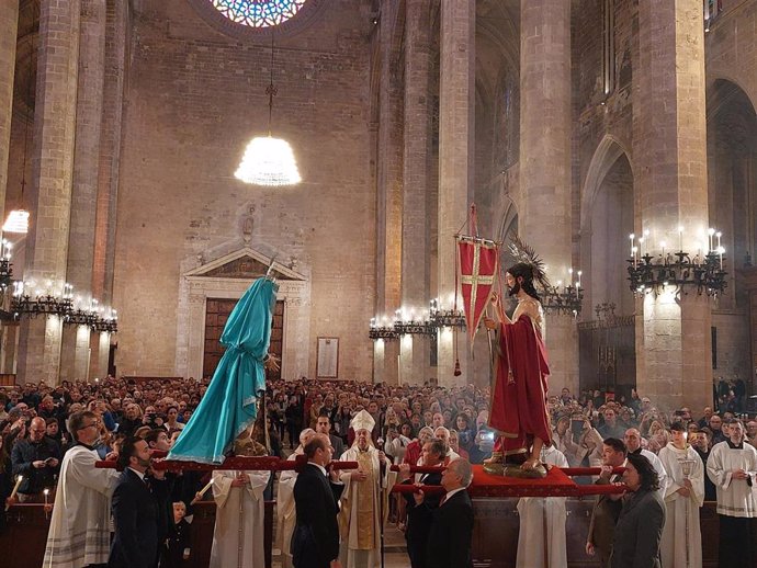 El obispo de Mallorca, Sebastià Taltavull, preside la misa de Pascua en la Catedral de Mallorca, donde se lleva a cabo la procesión del Santo Encuentro