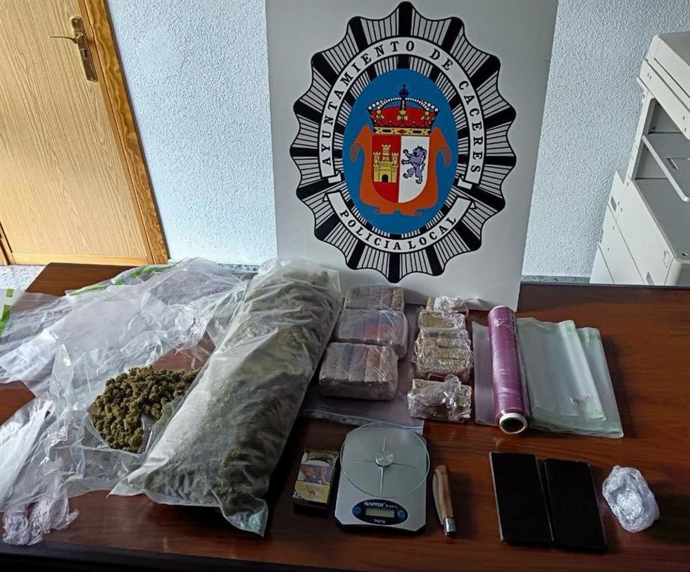 Material incautado por los agentes del Grupo Especial de Seguridad (GES) de la Policía Local de Cáceres