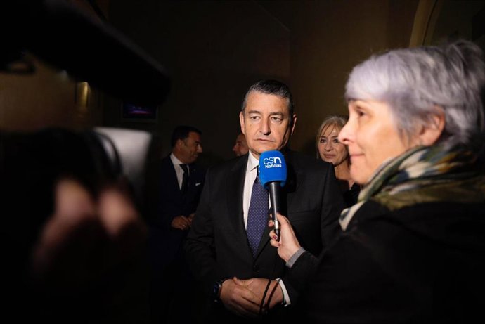 El consejero de la Presidencia, Antonio Sanz, este domingo en declaraciones a los medios, con la consejera Patricia del Pozo de fondo, antes de asistir al Pregón Taurino en Sevilla.