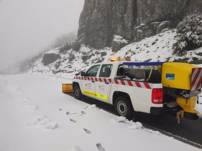 Máquinas quitanieves de la Diputación de Cáceres realizan labores de vigilancia y mantenimiento en las zonas del norte de Cáceres afectadas por las nevadas de la borrasca 'Nelson'