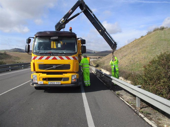 Trabajadores realizan tareas de conservación de carreteras en Córdoba.