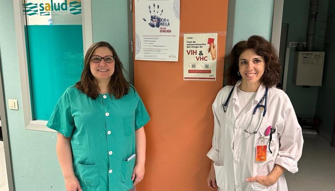 Las doctoras María Elena Navarro y Patricia Trenc, en Urgencias del Servet, ante los carteles informativos sobre el programa "Deja tu huella".