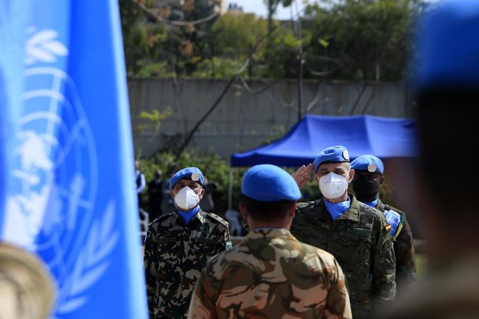 Archivo - NAQOURA (LEBANON), Feb. 28, 2022  -- Aroldo Lazaro Saenz (3rd L), United Nations Interim Force in Lebanon (UNIFIL)'s new chief, salutes a UN flag during a ceremony to officially transfer authority of the UNIFIL in Naqoura, Lebanon, on Feb. 28, 2
