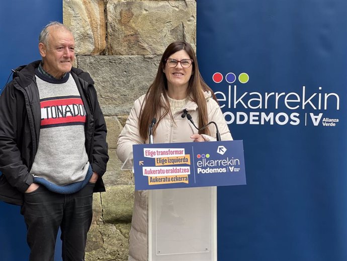 La candidata de Elkarrekin Podemos a lehendakari, Miren Gorrotxategi, y el exdiputado de Unidas Podemos Roberto Uriarte