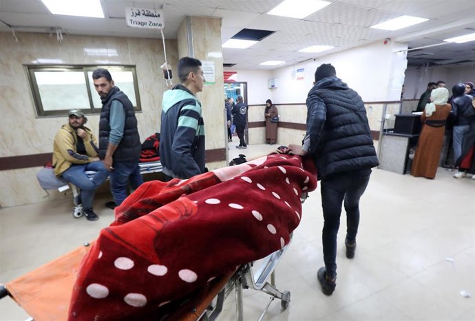 Pacientes reciben tratamiento en el hospital de los Mártires de Al Aqsa en Deir al Balá (Gaza) 