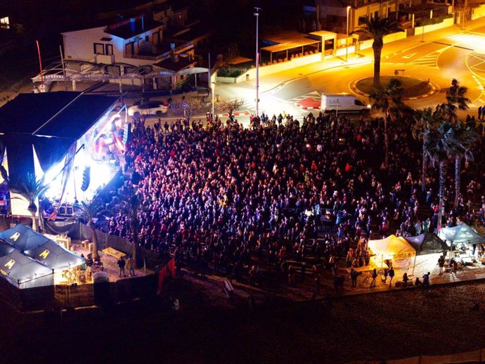 Unes 4.000 persones assisteixen a la primera jornada del festival Ítaca a l'Escala (Girona) 