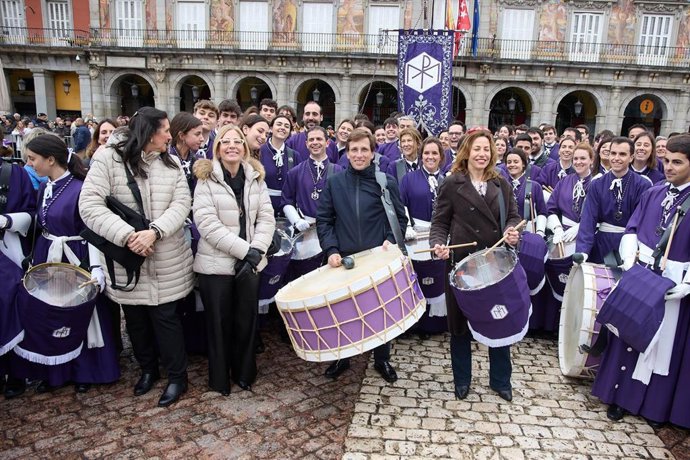 El alcalde de Madrid, José Luis Martínez-Almeida, junto a la regidora de Zaragoza, Natalia Chueca durante la tamborrada que cierra la Semana Santa de Madrid
