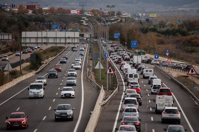 Archivo - Cotxes circulant per l'autovia