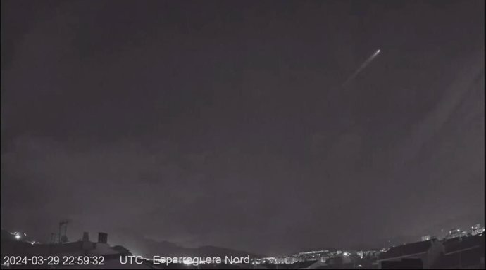 Un bólido artificial sobrevuela Catalunya durante la noche de este sábado