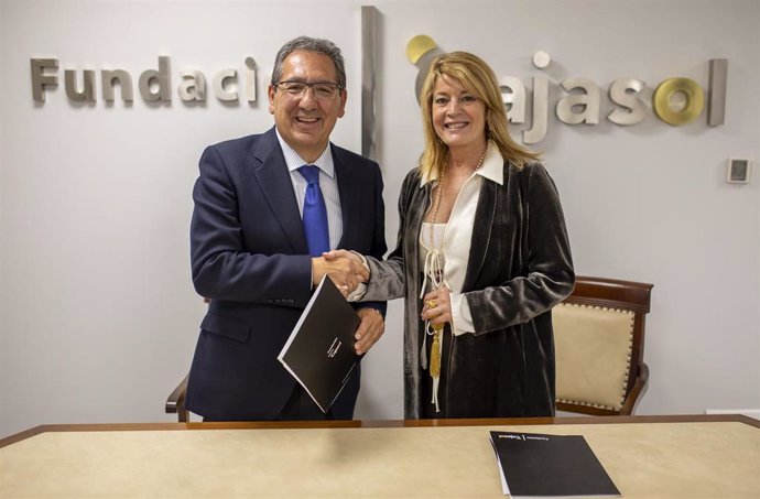 La alcaldesa de Huelva, Pilar Miranda y el presidente de la Fundación Cajasol, Antonio Pulido.