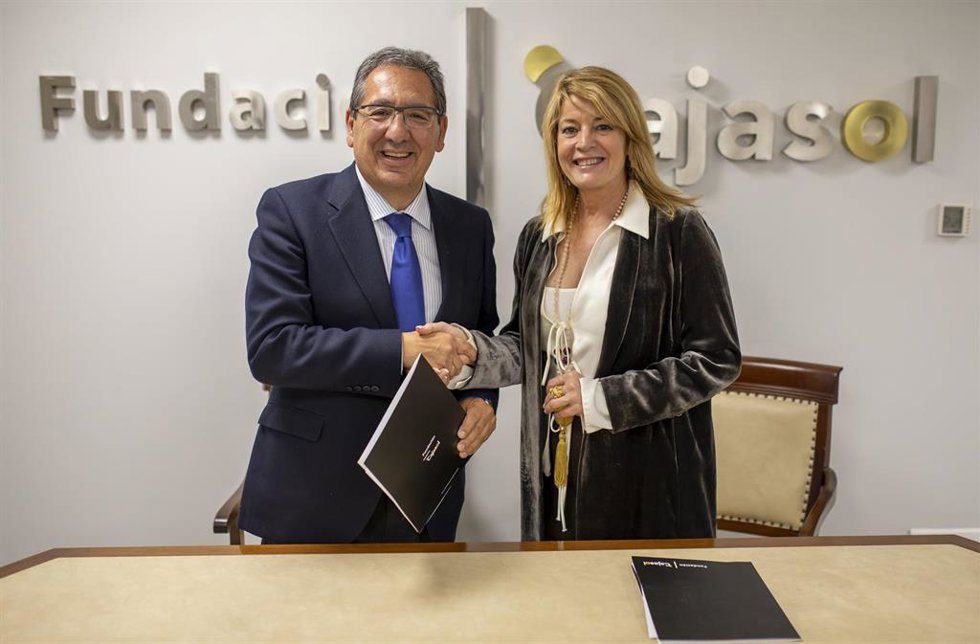 La alcaldesa de Huelva, Pilar Miranda y el presidente de la Fundación Cajasol, Antonio Pulido.