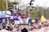 Foto: Mathieu van der Poel recupera su corona y conquista su tercer Tour de Flandes
