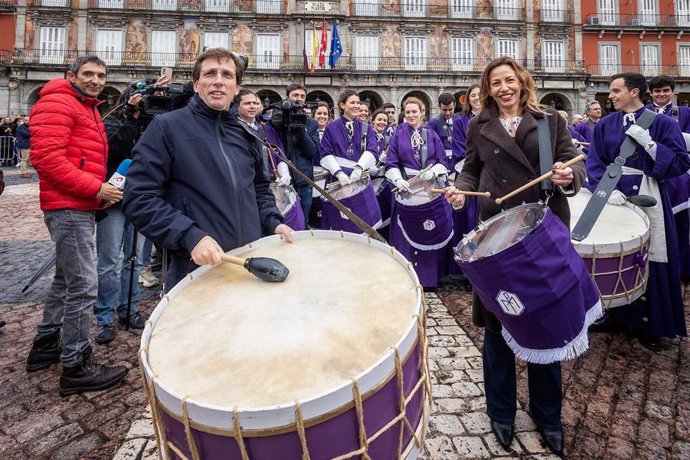 La alcaldesa de Zaragoza, Natalia Chueca, y el alcalde de Madrid, José Luis Martínez-Almeida, en la plaza Mayor.