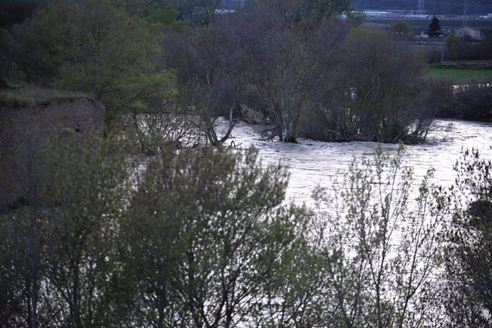 Crecida del río Gállego a su paso por Peñaflor, a 30 de marzo de 2024, en Peñaflor, Zaragoza.