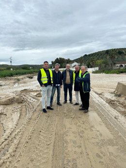 El presidente de la Diputación de Córdoba, Salvador Fuentes, en su visita a la carretera CO-4207 que va de Montilla a Montalbán, cortada por el desbordamiento del arroyo Salado.