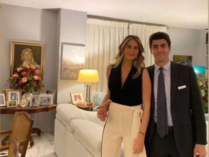 Sibi Montes y Mateo Ibáñez anunciando que se han prometido.