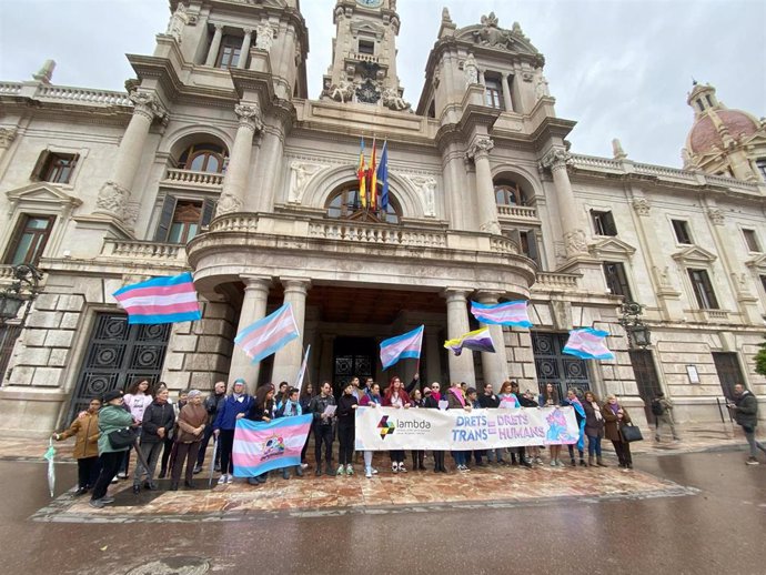 Una concentración reclama "derechos básicos" para las personas trans y una sistema educativo que "forme en diversidad"