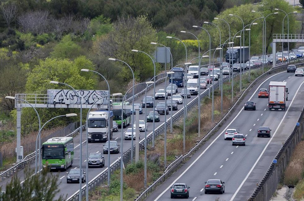 Tráfico en la autovía A-3 durante la segunda fase de la operación salida por Semana Santa, a 27 de marzo de 2024, en Madrid (España).