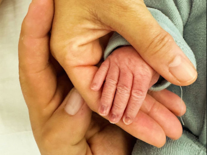 Imagen compartida por Gisela anunciando el nacimiento de su bebé.