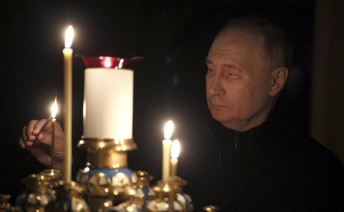 El presidente ruso, Vladimir Putin, rinde homenaje a las víctimas del atentado contra la sala de conciertos Crocus City Hall