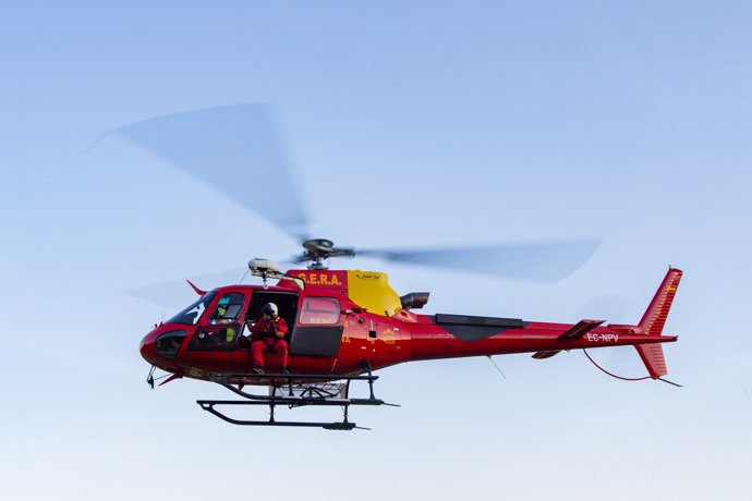 Un helicóptero del Grupo Especial de Rescate en Altura (GERA) de Bomberos de la Comunidad de Madrid