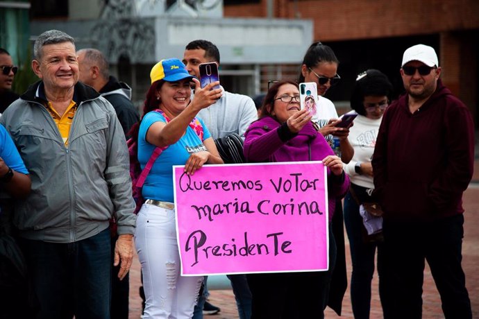 Archivo - Imagen de archivo de venezolanos en Colombia protestando por la inhabilitación de María Corina Machado
