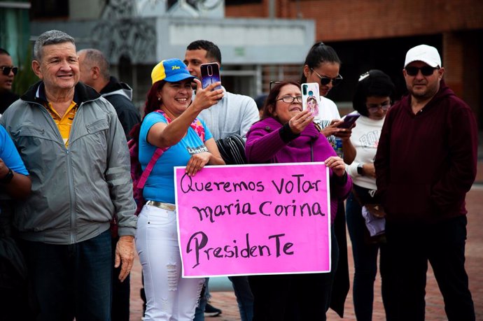 Archivo - Imagen de archivo de venezolanos en Colombia protestando por la inhabilitación de María Corina Machado
