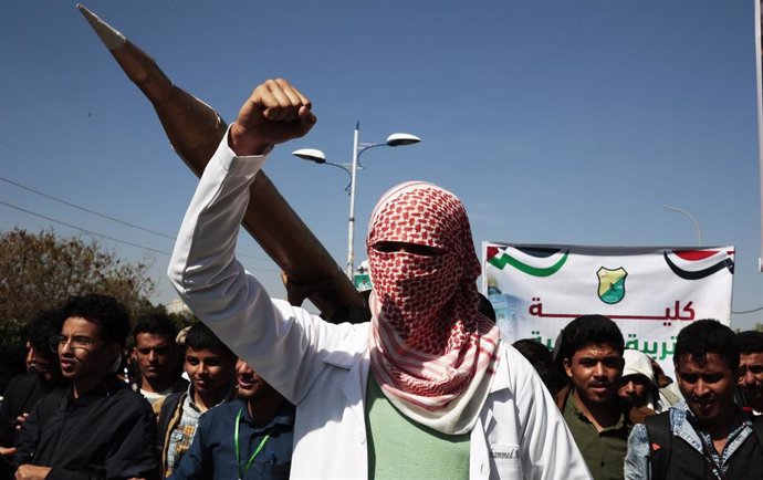 Archivo - Un partidario de los hutíes durante una manifestación en favor de los palestinos celebrada en Yemen