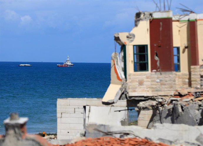 Un barco tripulado por la ONG española Open Arms frente a la costa del centro de la Franja de Gaza