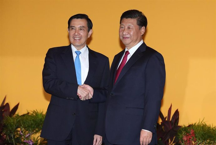 Archivo - El expresidente de Taiwán Ma Ying Jeou y el presidente chino, Xi Jinping, en una imagen de archivo.