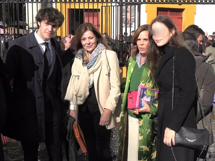 Nuria González, a su llegada a La Maestranza con sus hijos Iván y Alma y unos amigos