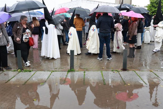 La lluvia ha afectado a cortejos y a los negocios de hostelería en toda Andalucía.