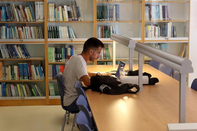 Archivo - Estudiante en sala de estudio.