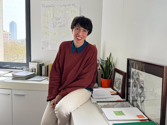 L'adjunta d'infància del síndic de greuges, Aida C. Rodríguez, en el seu despatx a la seu de la institució a Barcelona