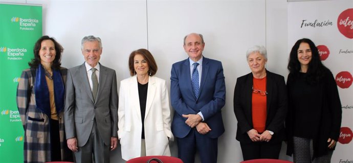 Foto de familia de Fundación Iberdrola y Fundación Integra en la firma de su acuerdo para lanzar la III edición de ''Iluminando el empleo'